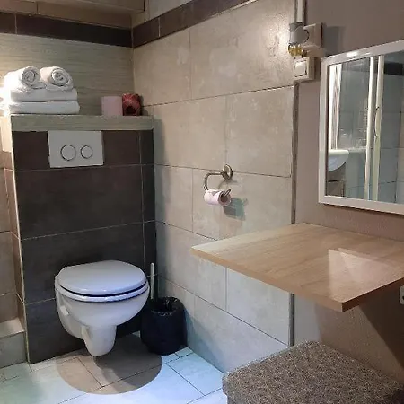 Le Petit Chateau - Hotel 2*