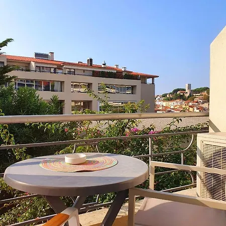 Le Petit Chateau - Hotel 2*