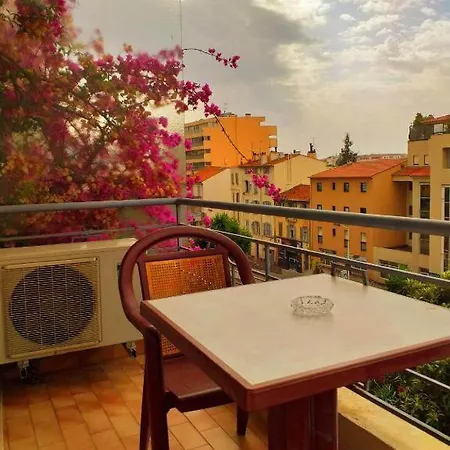 Le Petit Chateau - Hotel